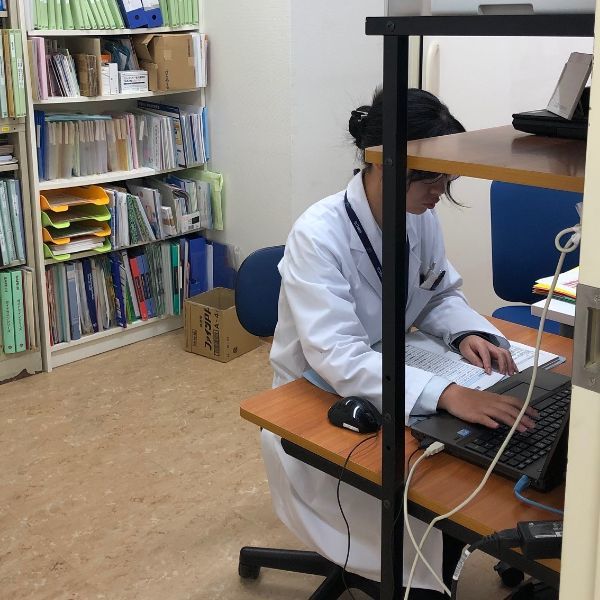 薬剤師が調査資料作成している写真