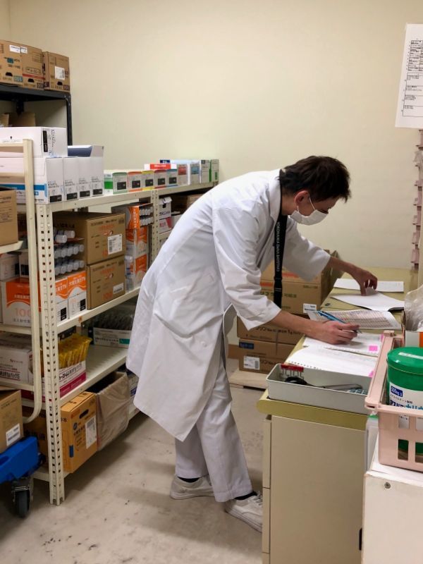 薬剤師が医薬品発注数確認作業中の写真