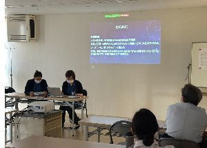 講義をする手術看護師